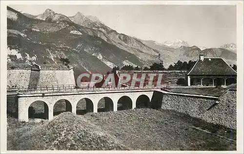 Cartes postales moderne Mont Dauphin (Htes Alpes) Les Remparts et Vue sur le Pelvoux