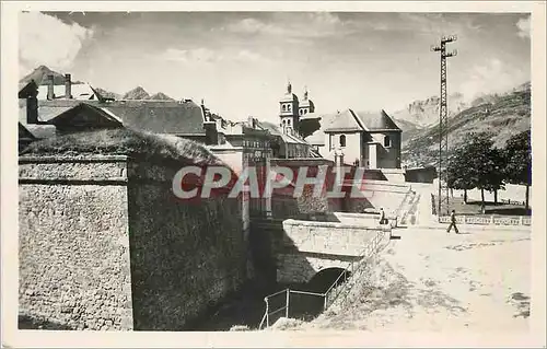 Cartes postales moderne Briancon (Hautes Alpes) Porte de Pignerol et la Cathedrale