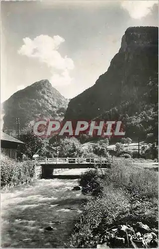 Cartes postales moderne Samoens (Hte Savoie) Passerelle sur le Clevieu au fond le Criou