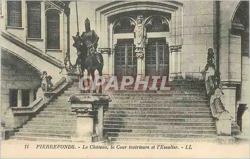 Cartes postales Pierrefonds Le Chateau la Cour interieure et l'Escalier