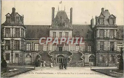 Cartes postales Palais de Fontainebeau L'Escalier du Fer a Cheval et les trois Pavillon