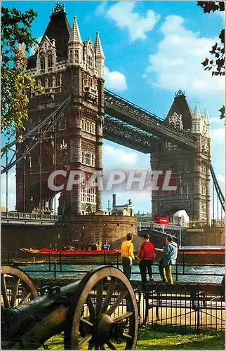 Cartes postales moderne Tower Bridge London Bateau