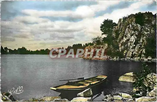 Cartes postales moderne L'Auvergne Gour de Tazenat Peche et Promenade Roche Serviere (Roche eruptive)