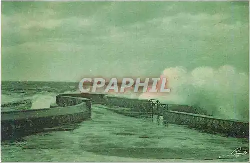 Cartes postales Biarritz Rocher de la Vierge un jour de tempete