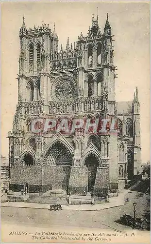 Ansichtskarte AK Amiens La Cathedrale Bombardee par les Allemands