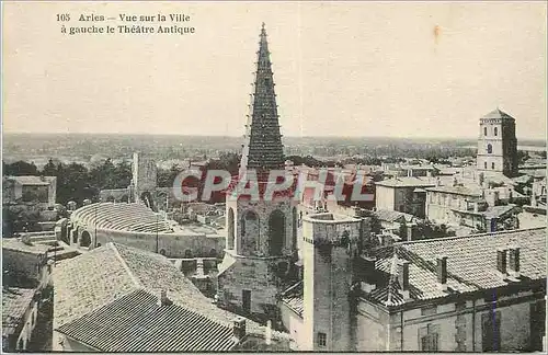 Ansichtskarte AK Arles Vue sur la Ville a gauche le Theatre Antique