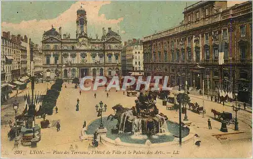 Cartes postales Lyon Place des Terreaux l'Hotel de Ville et le Palais des Arts