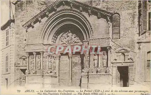 Cartes postales Arles La Cathedrale Ste Trophime Le Portail (XIIe s) Orne de six colonnes avec personnages