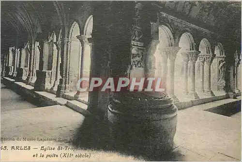 Cartes postales Arles Eglise St Trophime et le puits (XIIe siecle)