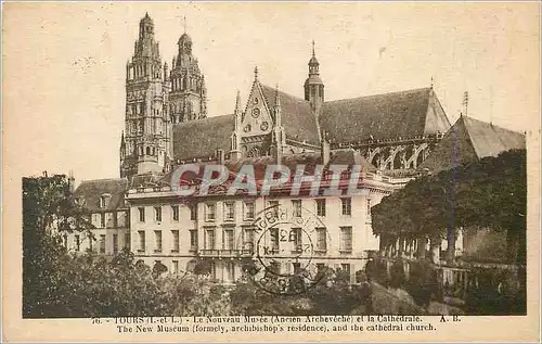Cartes postales Tours (I et L) Le Nouveau Musee (Ancien Archeveche) et la Cathedrale