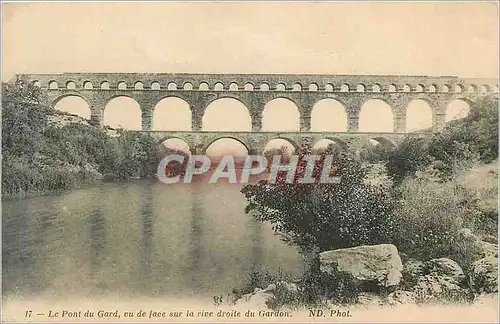 Cartes postales Le pont du gard vu de face sur la rive droite du gardon