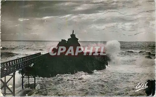 Cartes postales moderne Biarritz vagues sur le rocher de la vierge