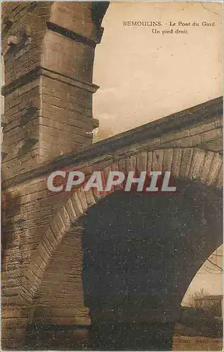 Cartes postales Remoulins le pont du gard un pied droit