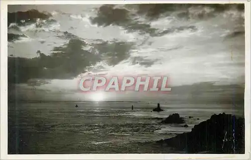 Cartes postales moderne Pointe du raz (finistere) coucher de soleil sur l ile de sein