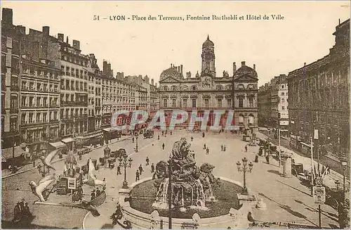 Cartes postales Lyon place des terreaux fontaine bartholdi et hotel de ville