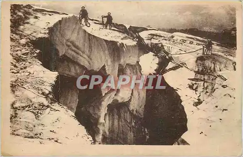 Cartes postales Chamonix Traversee d'une Crevasse au Mont Blanc Alpinisme