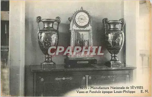 Cartes postales Manufacture Nationale de Sevres Vases et Pendule Epoque Louis Philippe