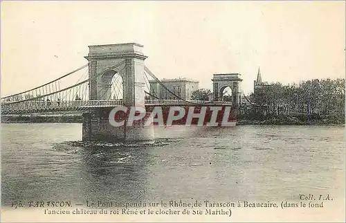 Ansichtskarte AK Tarascon Le Pont suspendu sur le Rhone de Tarascon a Beaucaire (dans le Fond l'Ancien Chateau du