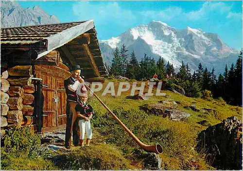 Moderne Karte Wengen Joueur du Cor des Alpes et son Fils Au Fond La Jungfrau (4166 m) Folklore