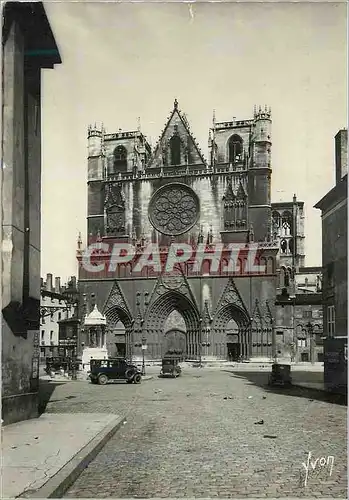 Cartes postales moderne Lyon (Rhone) Cathedrale Saint Jean Automobile