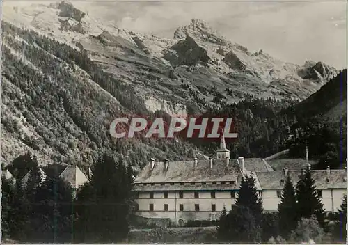 Cartes postales moderne Carmel du Reposoir (Haute Savoie) Le Monastere et la Chaine des Aravis