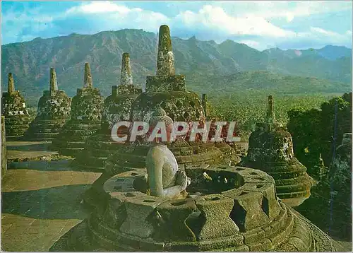 Cartes postales moderne Central Java Indonesia Open Stupa with a Budha Inside at Borobudur