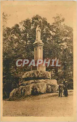 Cartes postales Abbaye de la Pierre qui Vire (Yonne) Dolmen de la Pierre qui Vire et Statue de la Vierge