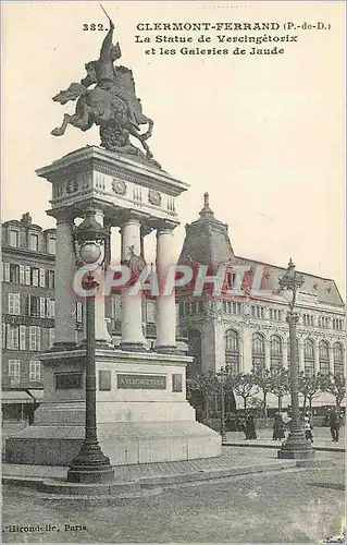 Cartes postales Clermont Ferrand (P de D) La Statue de Vercingetorix et les Galeries de Jaude
