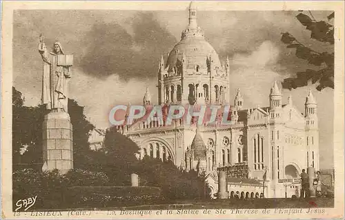 Cartes postales Lisieux La Basilique et la Statue de Ste Therese de l'Enfant Jesus