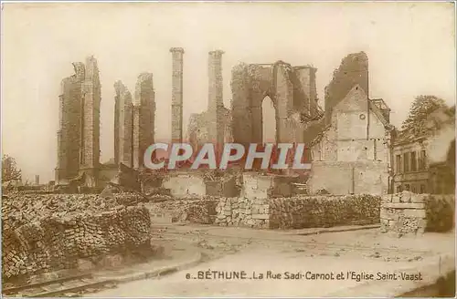Cartes postales Bethune La Rue Sadi Carnot et l'Eglise Saint Vaast Militaria
