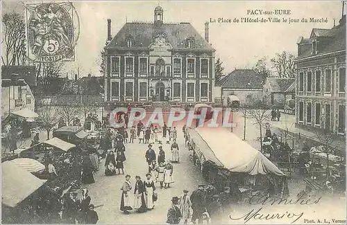 REPRO Pacy sur Eure la Place de l'Hotel de Ville le Jour du Marche