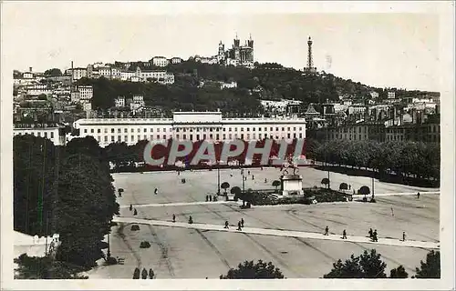 Cartes postales moderne Lyon La Place Bellecour et Colline de Fourviere