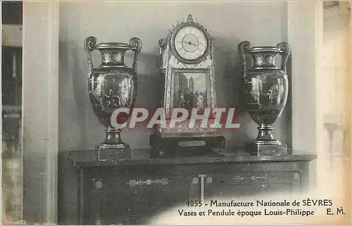 Ansichtskarte AK Manufacture Nationale de Sevres Vases et Pendule Epoque Louis Philippe Horloge