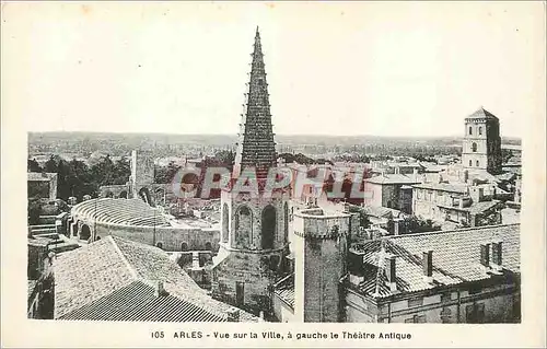 Ansichtskarte AK Arles Vue sur la Ville a Gauche le Theatre Antique