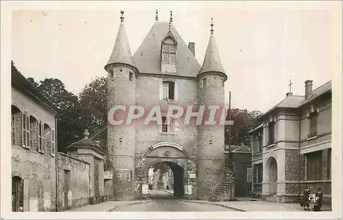 Cartes postales moderne Villeneuve sur Yonne Porte de Sens (Cote Interieur) et l'Ecole Notre Dame Remarquable Monument d