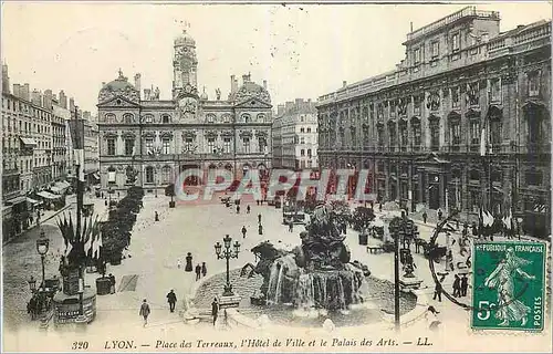 Cartes postales Lyon Place des Terreaux l'Hotel de Ville et le Palais des Arts