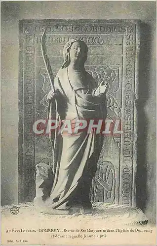 Cartes postales Domremy au Pays Lorrain Statue de Ste Marguerite dans l'Eglise de Domremy et Devant Laquelle Jea