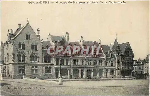 Ansichtskarte AK Amiens Groupe de Maisons en face de la Cathedrale