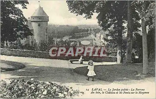 Cartes postales Laval Le Jardin public La Perrine Au loin le Chateau et les Ponts sur la Mayenne