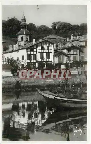 Cartes postales moderne St Jean de Luz (Bses Pyr) Types de Maisons Basques Le Clocher de Ciboure Bateau