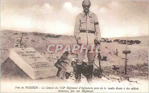 REPRO Pres de Verdun Le Colonel du 112e Regiment d'Infanterie pres de la Tombe elevee a des Soldats