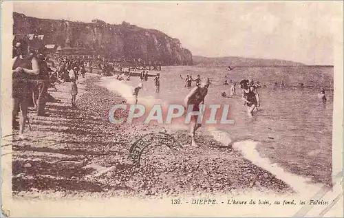 Cartes postales Dieppe L'Heure du Bain au fond les Falaises