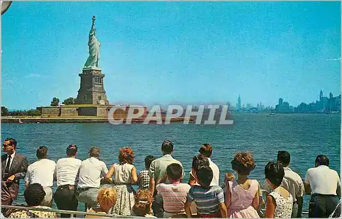 Cartes postales moderne The Statue of Liberty Located on Liberty Island in Upper New York