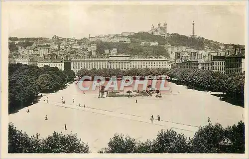 Cartes postales moderne Lyon Place Bellecour et Colline de Fourviere