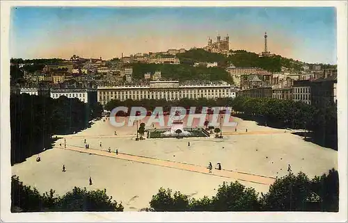 Cartes postales moderne Lyon Place Bellecour et Coteau de Fourviere