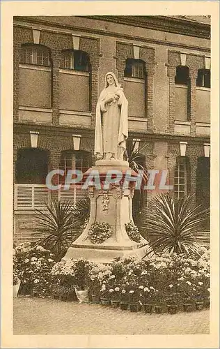 Ansichtskarte AK Pres de la Chapelle du Carmel de Lisieux La Statue de Ste Therese de l'Enfant Jesus