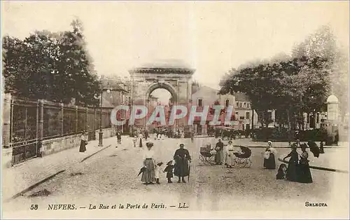 Ansichtskarte AK Nevers La Rue et la Porte de Paris