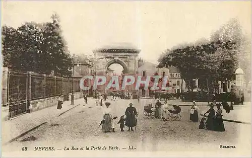 Cartes postales Nevers La Rue et la Porte de Paris
