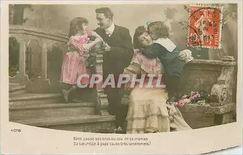 Cartes postales Bebe passe ses bras au cou de sa maman Sa soeureue a papa