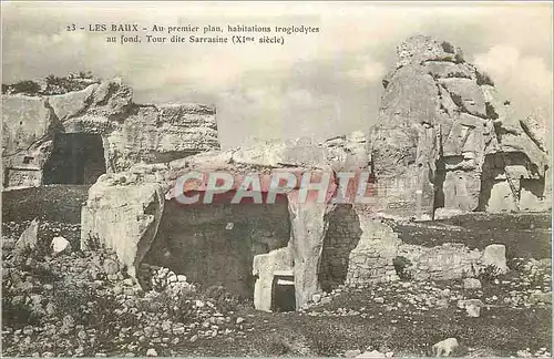 Ansichtskarte AK Les Baux Au premier plan Habitations Troglodytes au fond Tour dite Sarraisine (XIme Siecle)